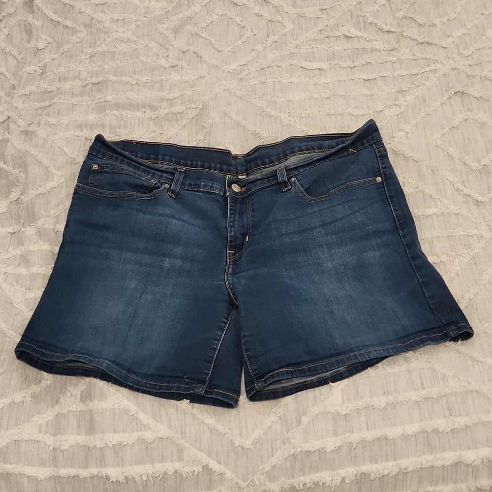 Medium wash Levi's jean shorts size 33!